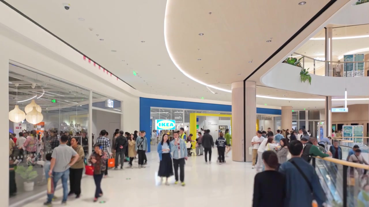 上海荟聚商场宜家家具家居店人流视频素材画面4