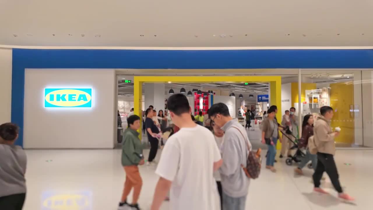 上海荟聚商场宜家家具家居店人流视频素材画面1
