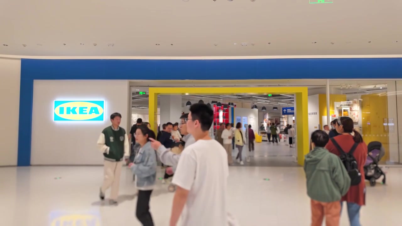 上海荟聚商场宜家家具家居店人流视频素材画面3