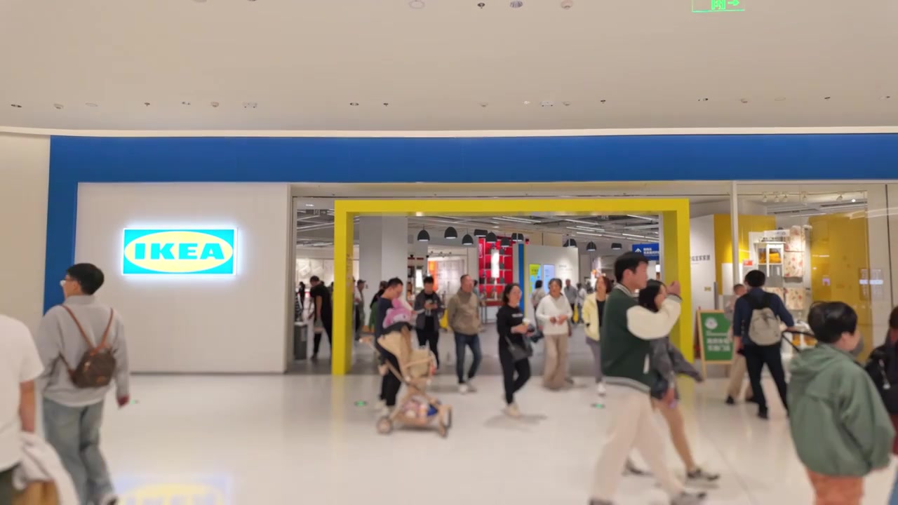 上海荟聚商场宜家家具家居店人流视频素材画面4