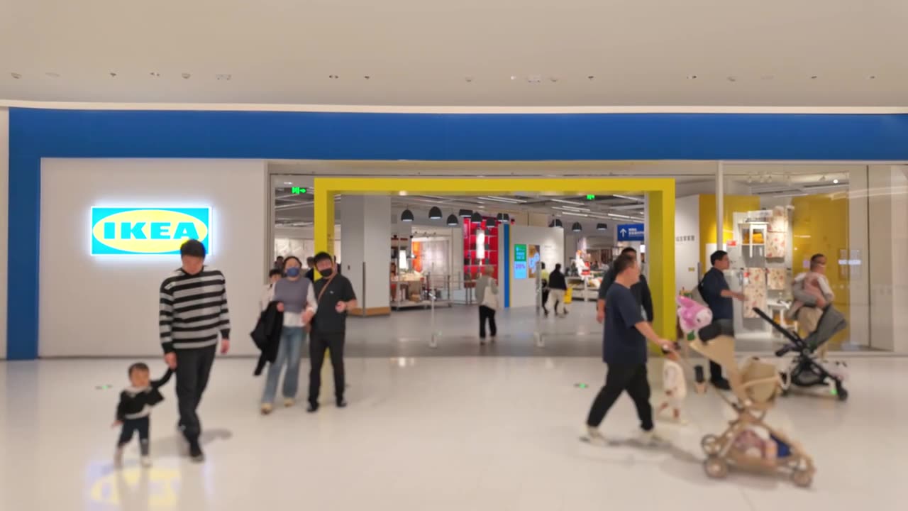 上海荟聚商场宜家家具家居店人流视频素材画面1
