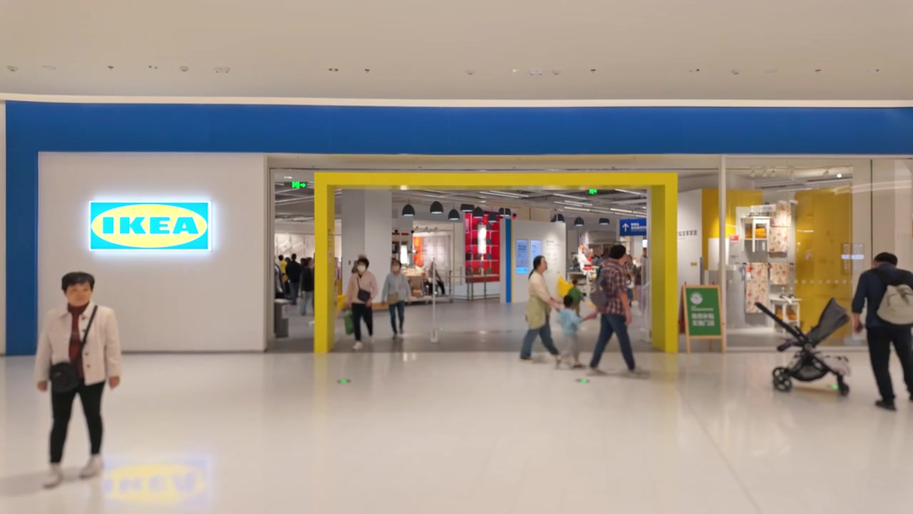 上海荟聚商场宜家家具家居店人流视频素材画面4