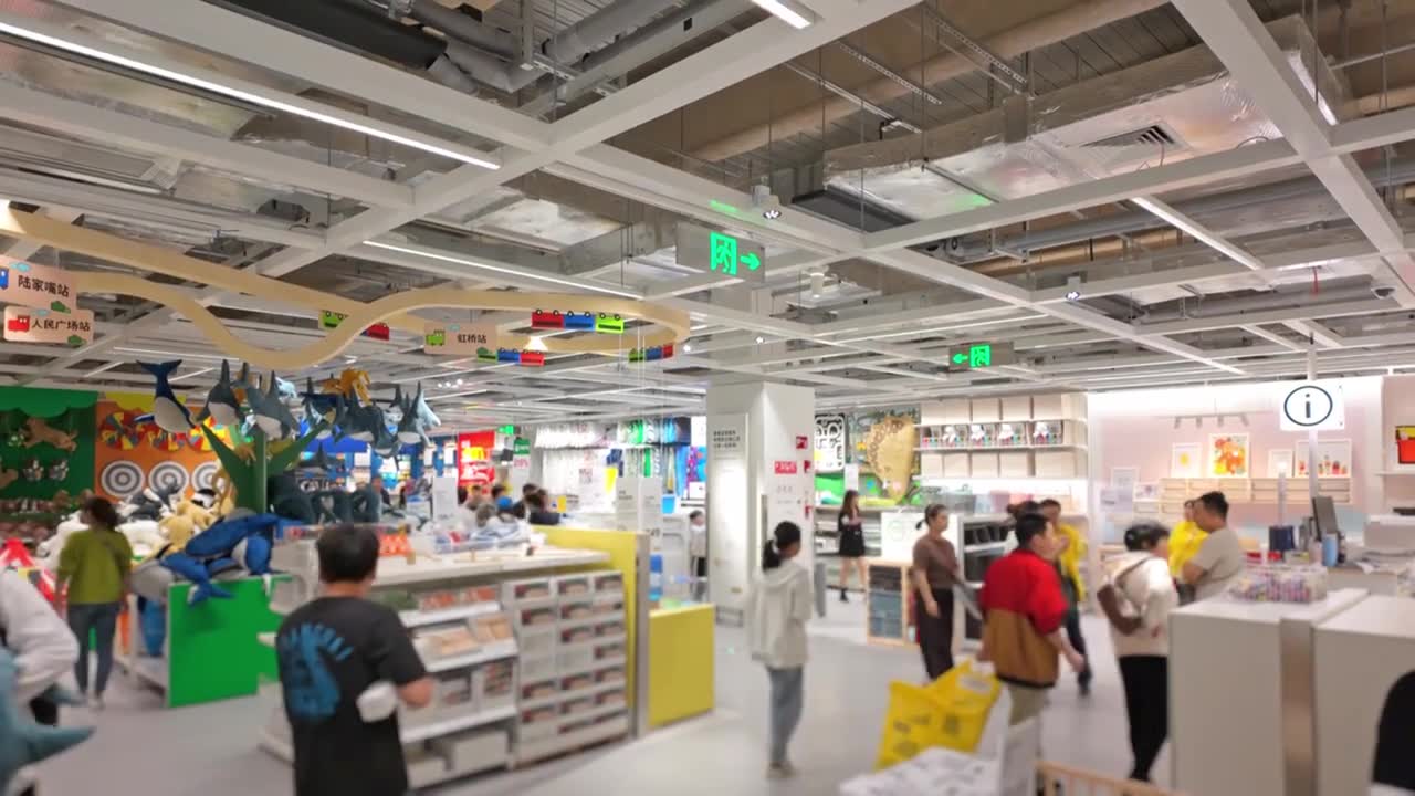 上海荟聚商场宜家家具家居店人流视频素材画面1