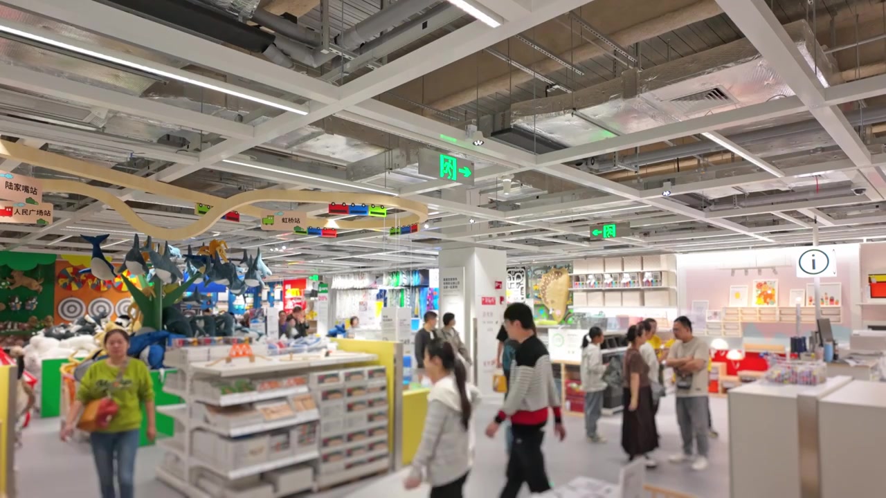 上海荟聚商场宜家家具家居店人流视频素材画面3