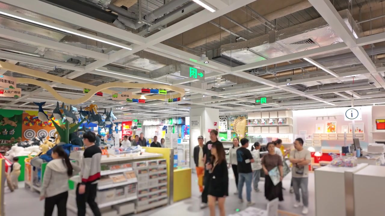 上海荟聚商场宜家家具家居店人流视频素材画面4