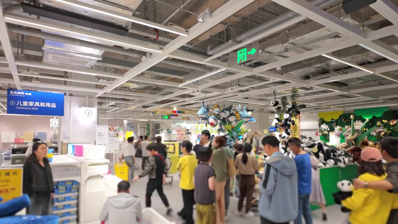 上海荟聚商场宜家家具家居店人流视频素材画面1