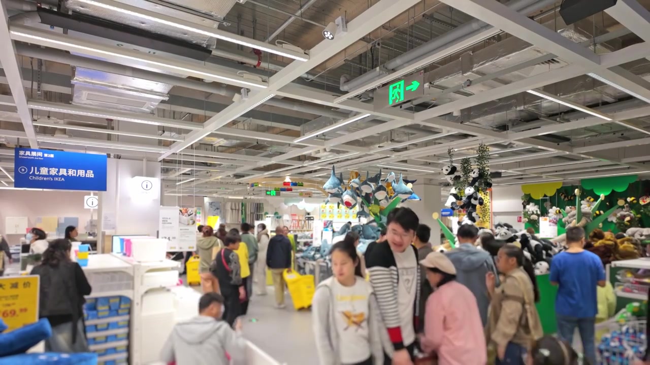 上海荟聚商场宜家家具家居店人流视频素材画面3