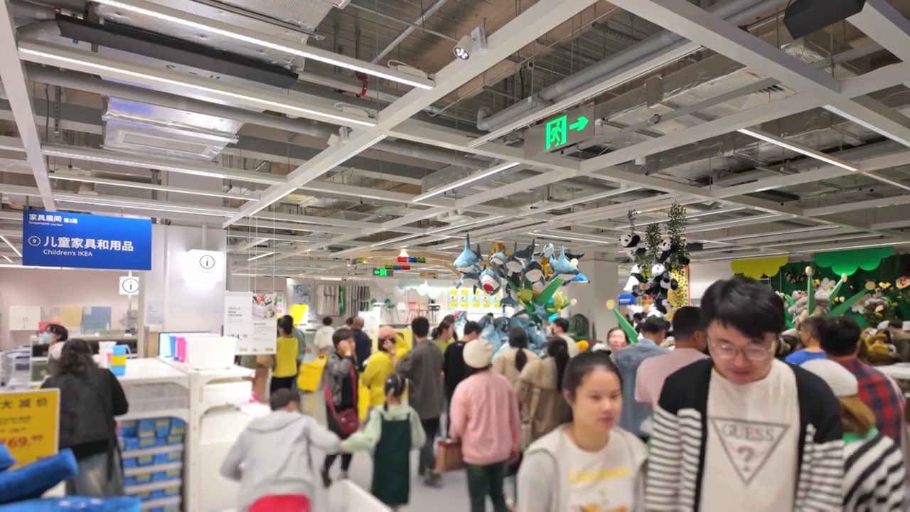 上海荟聚商场宜家家具家居店人流视频素材画面4
