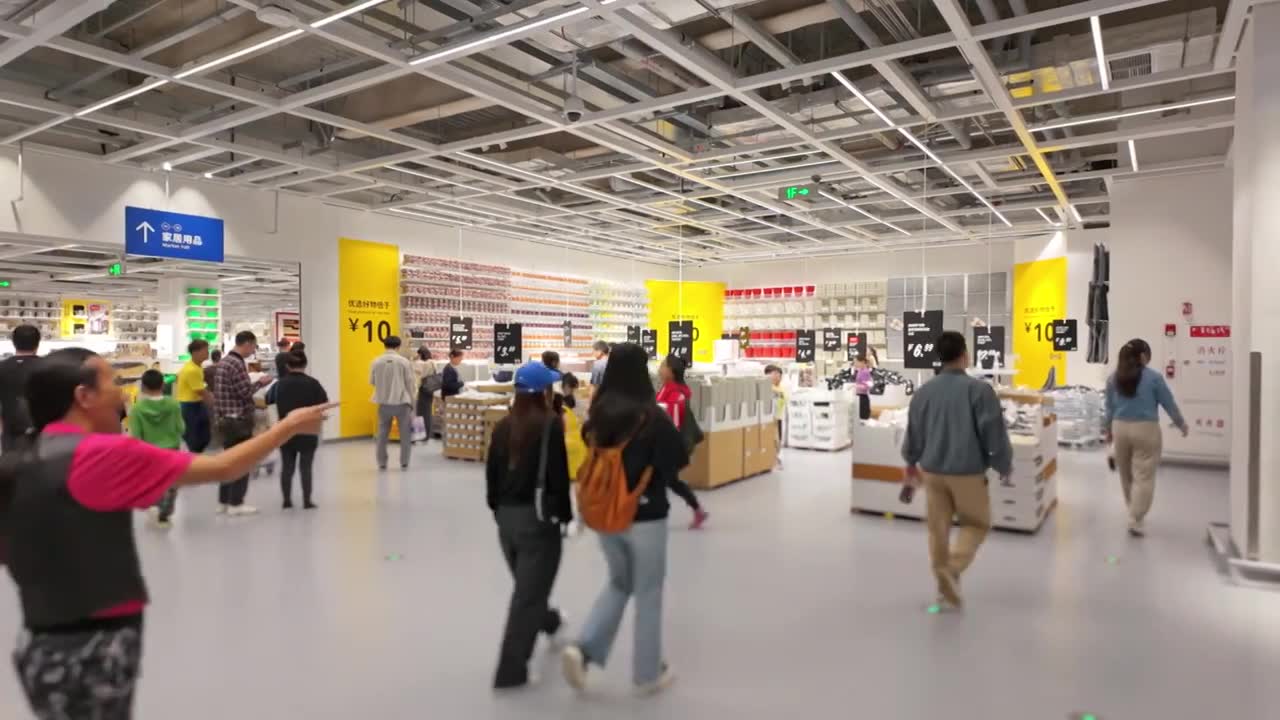 上海荟聚商场宜家家具家居店人流视频素材画面1