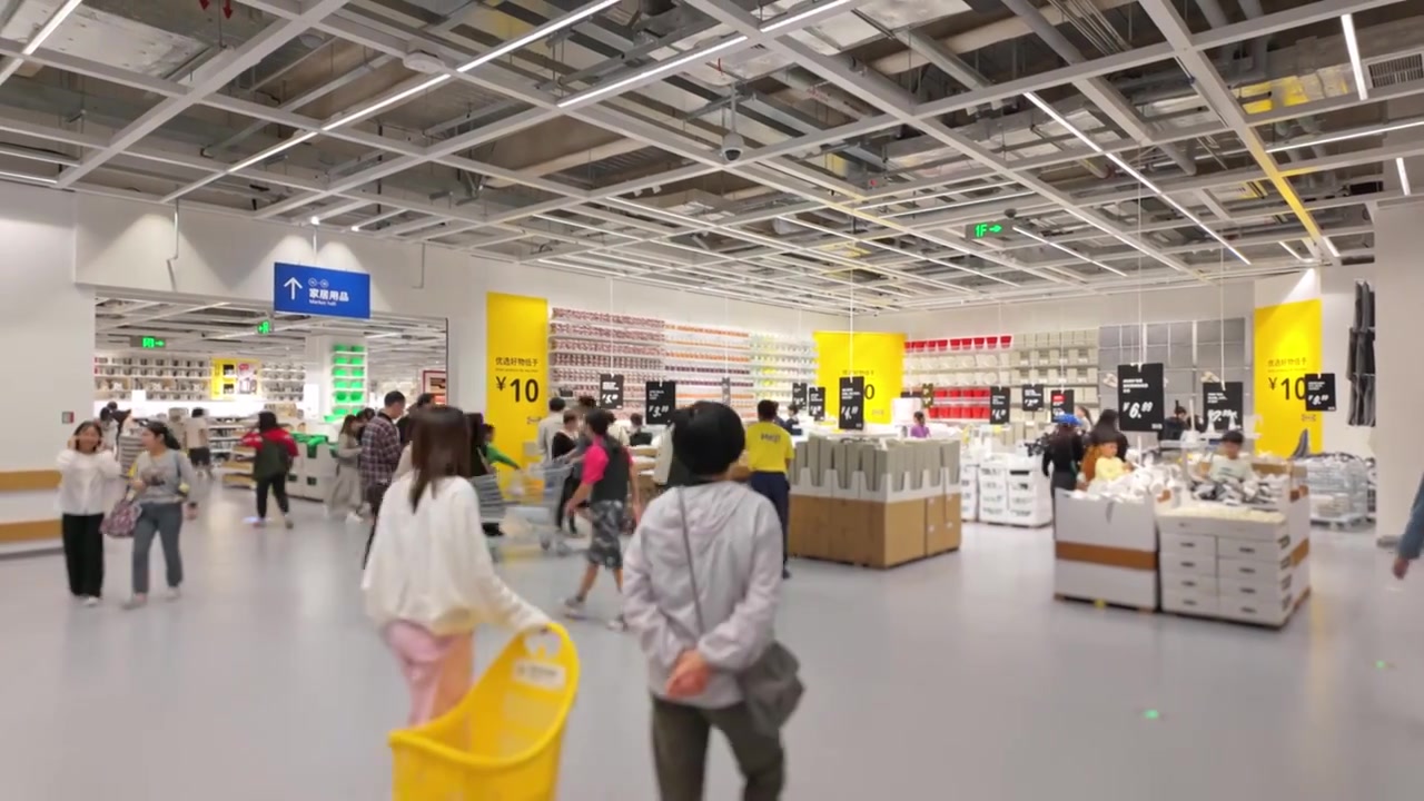 上海荟聚商场宜家家具家居店人流视频素材画面3