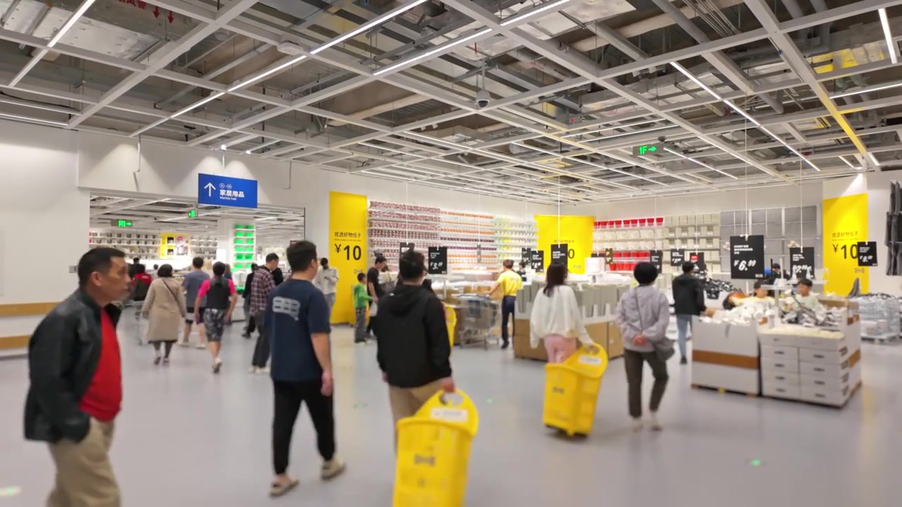 上海荟聚商场宜家家具家居店人流视频素材画面4
