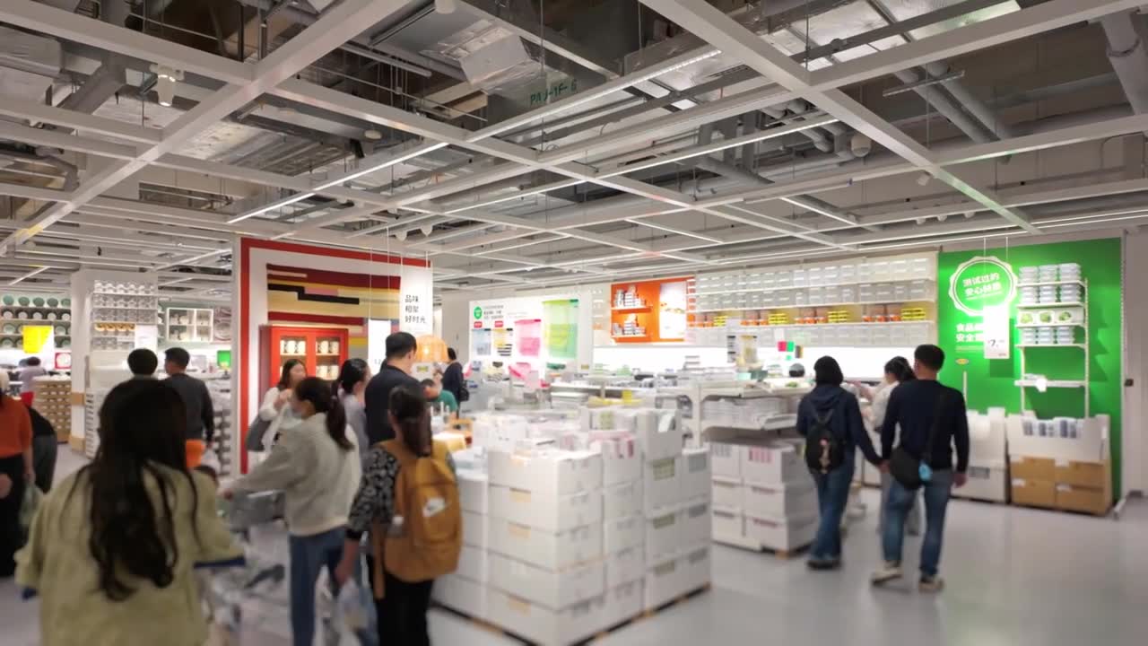 上海荟聚商场宜家家具家居店人流视频素材画面1