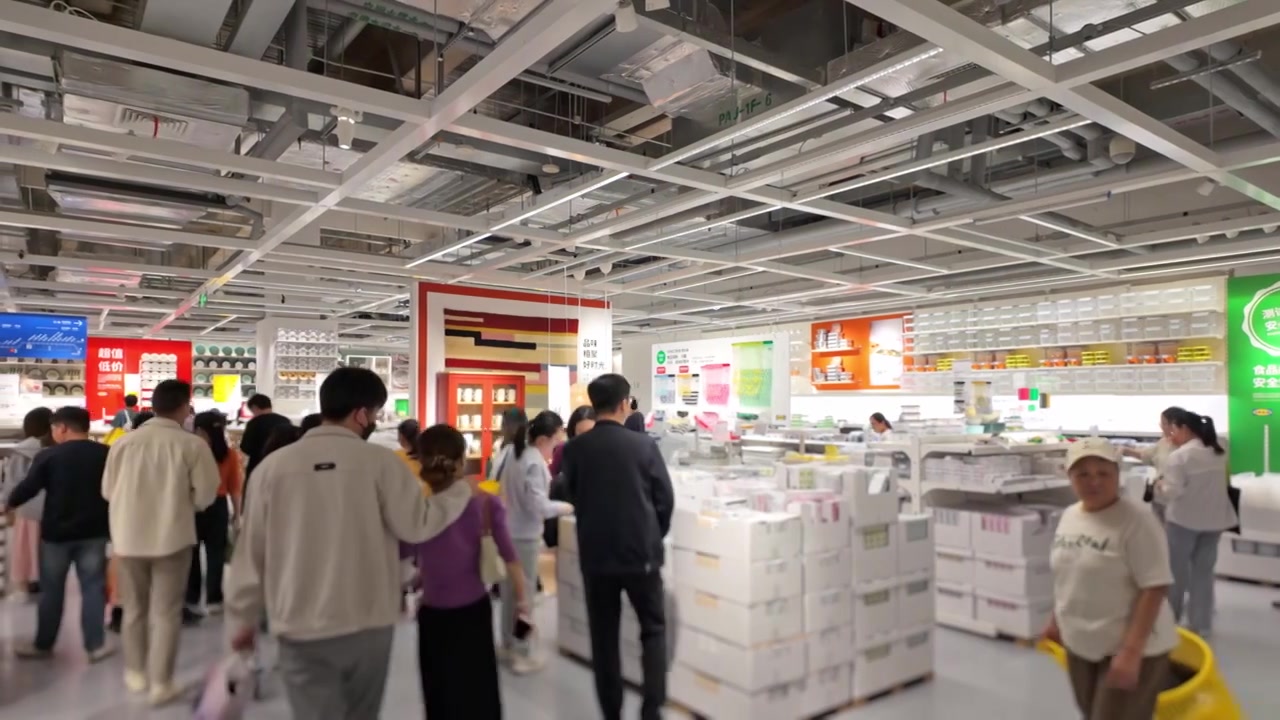 上海荟聚商场宜家家具家居店人流视频素材画面3