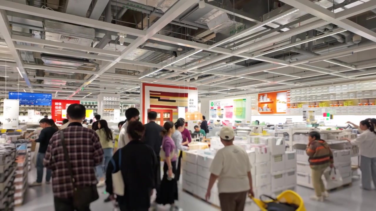 上海荟聚商场宜家家具家居店人流视频素材画面4