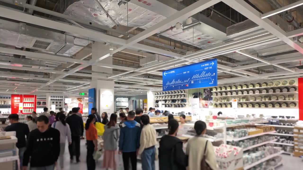 上海荟聚商场宜家家具家居店人流视频素材画面1