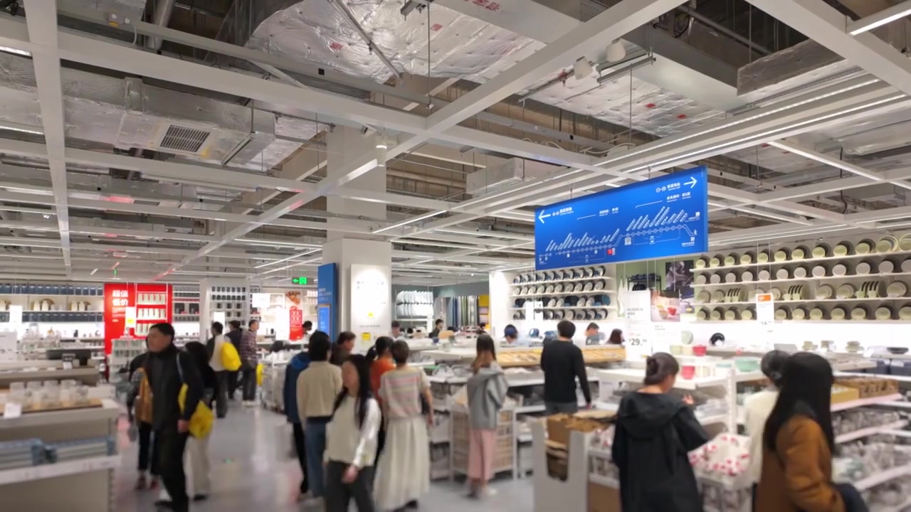 上海荟聚商场宜家家具家居店人流视频素材画面3