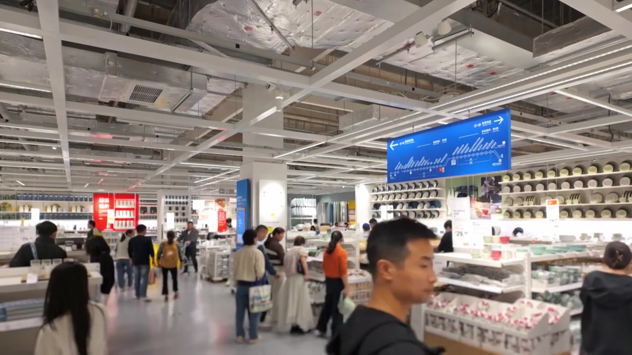 上海荟聚商场宜家家具家居店人流视频素材画面4