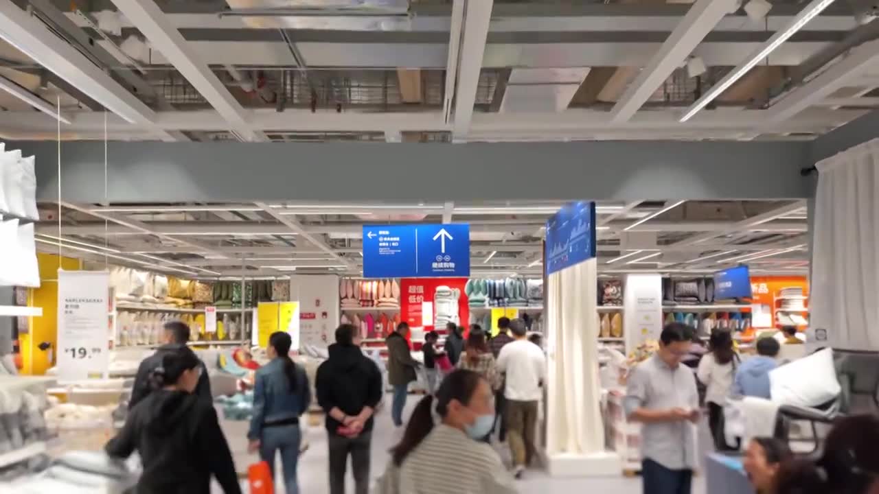 上海荟聚商场宜家家具家居店人流视频素材画面1