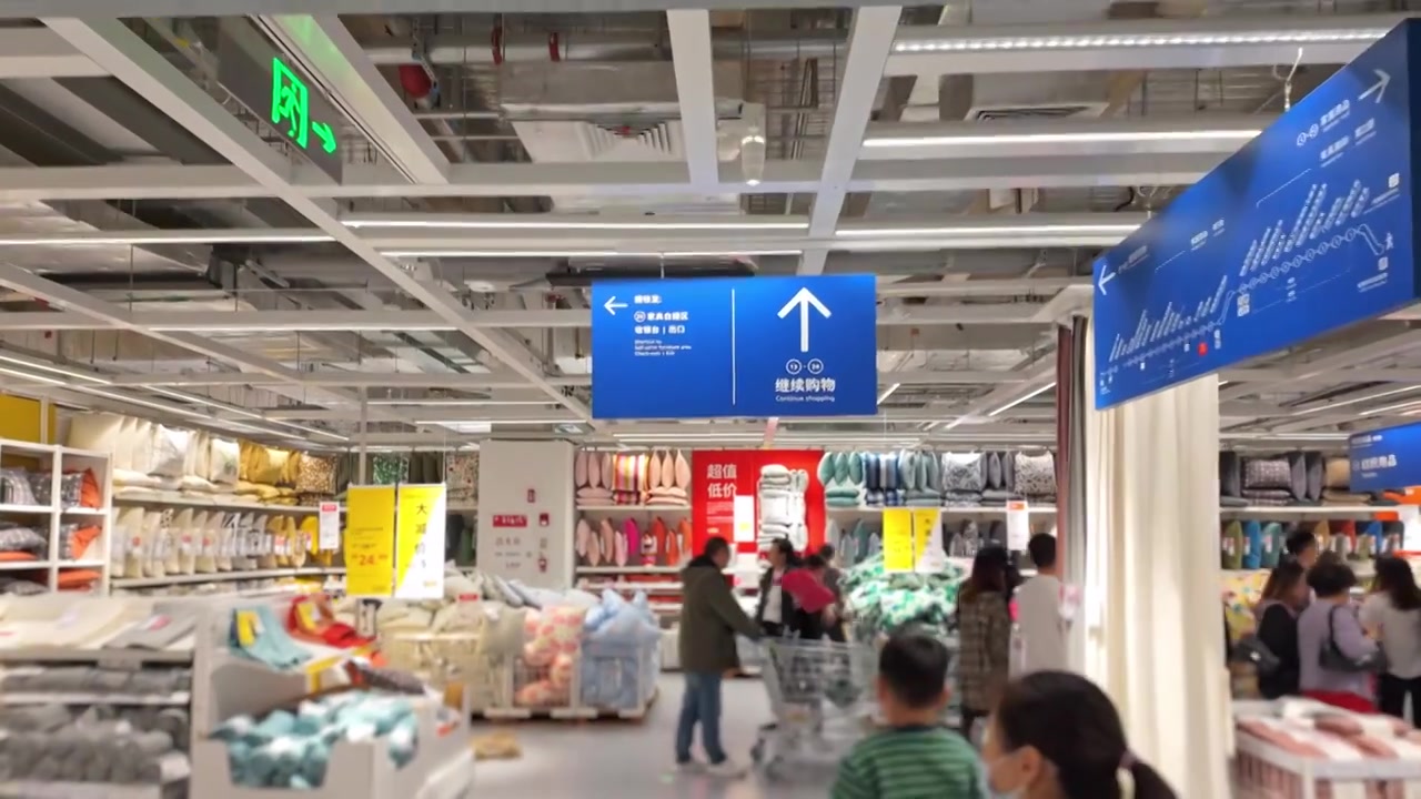 上海荟聚商场宜家家具家居店人流视频素材画面3