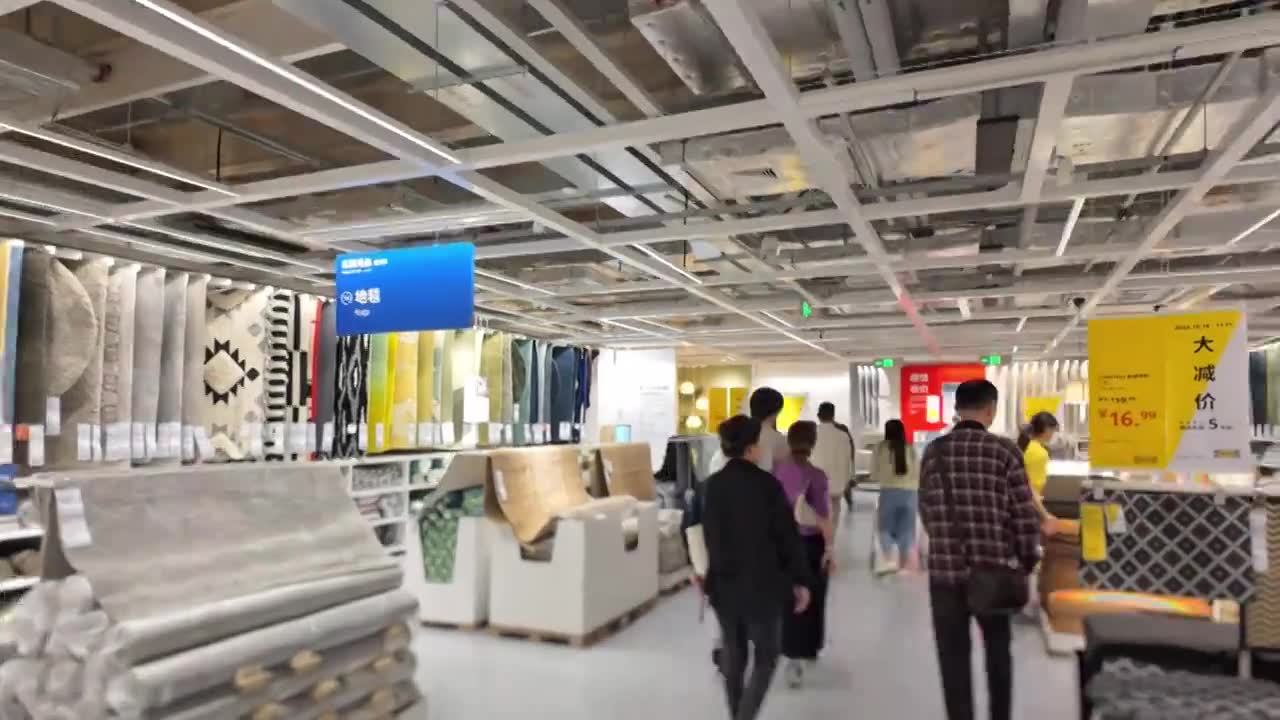 上海荟聚商场宜家家具家居店人流视频素材画面1