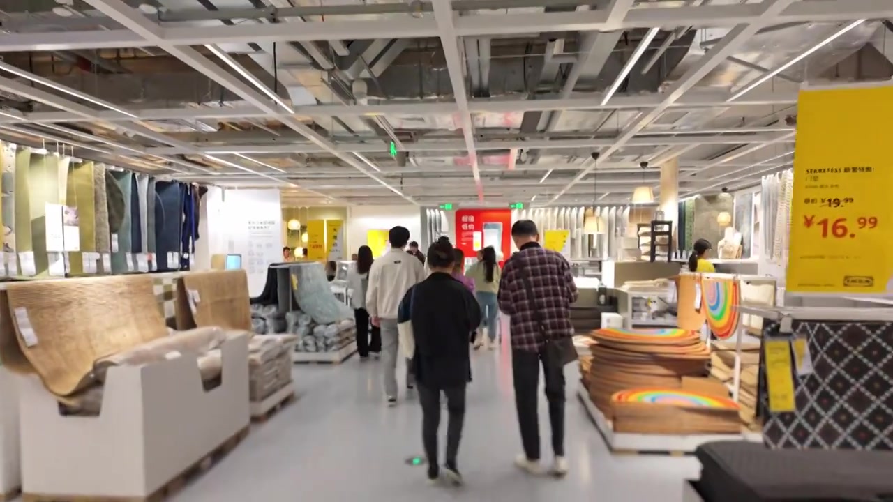 上海荟聚商场宜家家具家居店人流视频素材画面3