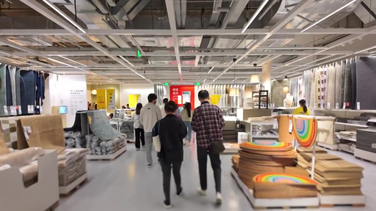 上海荟聚商场宜家家具家居店人流视频素材画面4