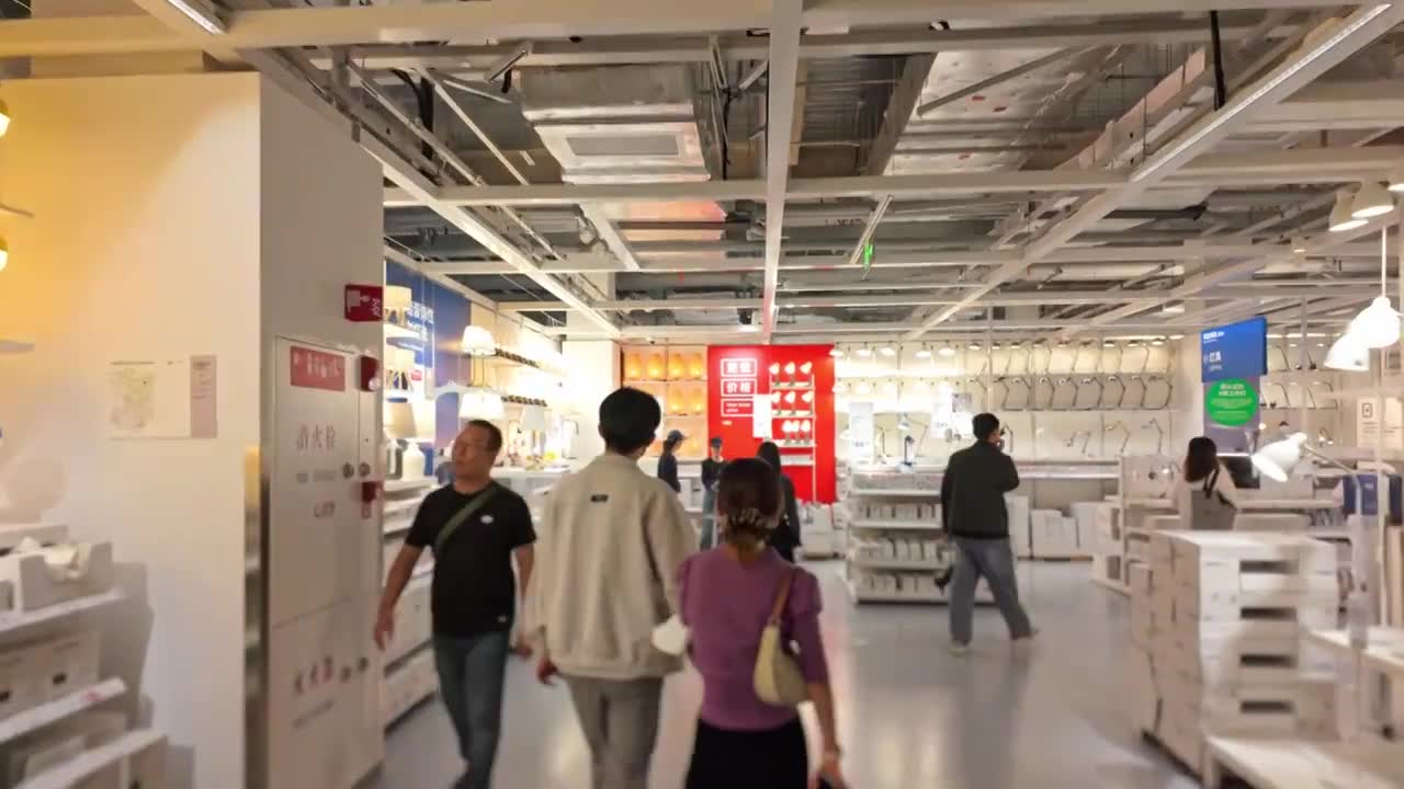 上海荟聚商场宜家家具家居店人流视频素材画面1