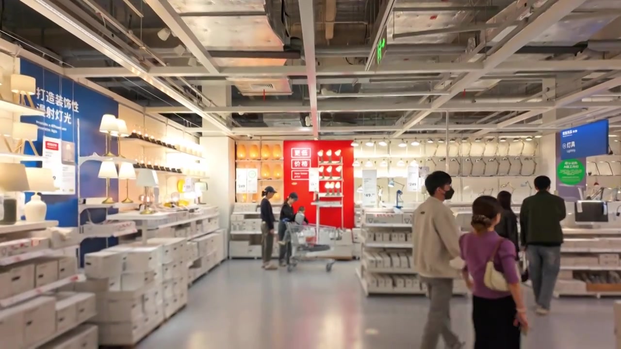 上海荟聚商场宜家家具家居店人流视频素材画面3