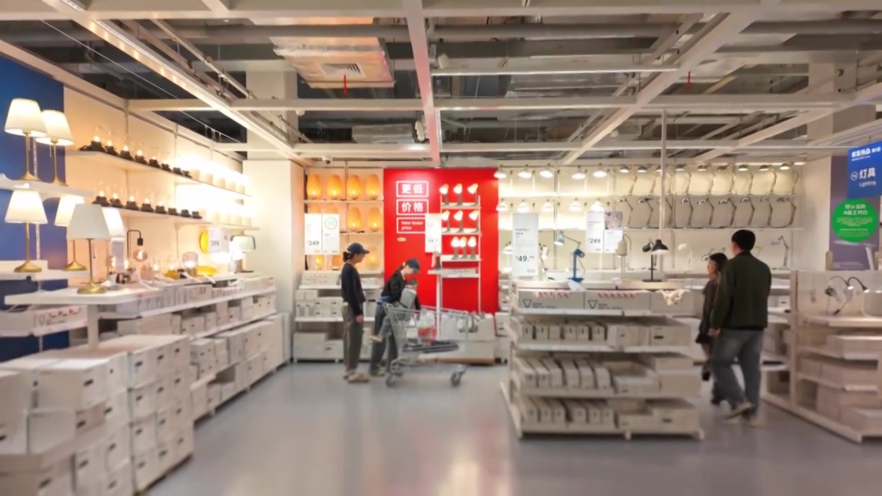 上海荟聚商场宜家家具家居店人流视频素材画面4