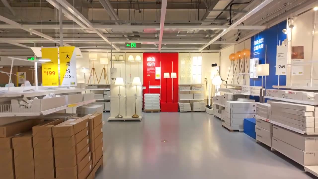 上海荟聚商场宜家家具家居店人流视频素材画面1