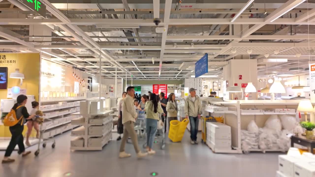 上海荟聚商场宜家家具家居店人流视频素材画面1