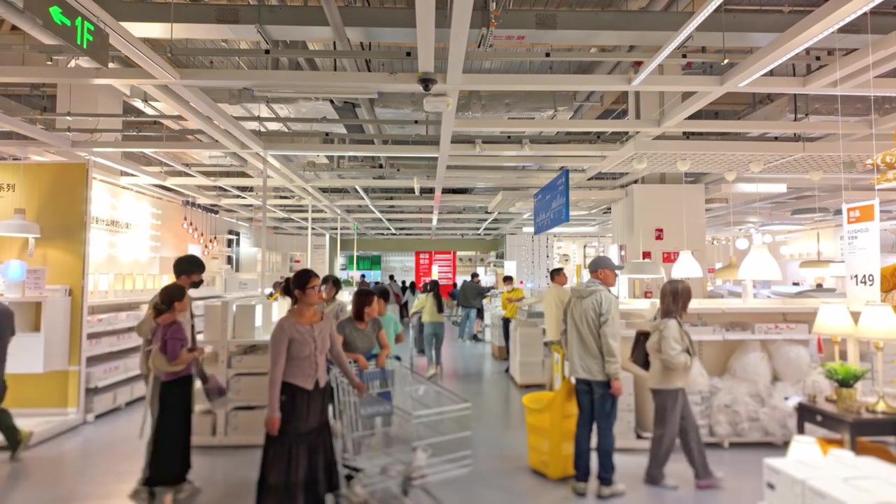 上海荟聚商场宜家家具家居店人流视频素材画面3