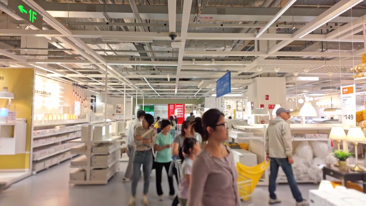 上海荟聚商场宜家家具家居店人流视频素材画面4