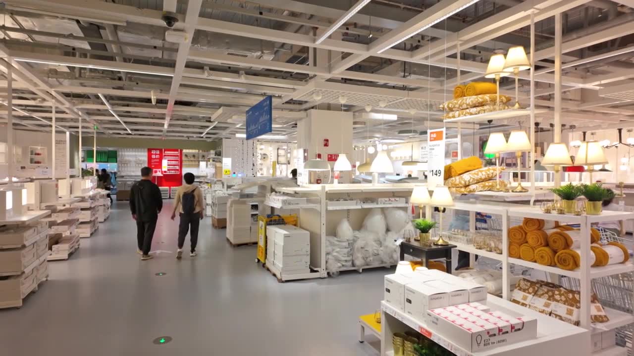 上海荟聚商场宜家家具家居店人流视频素材画面1