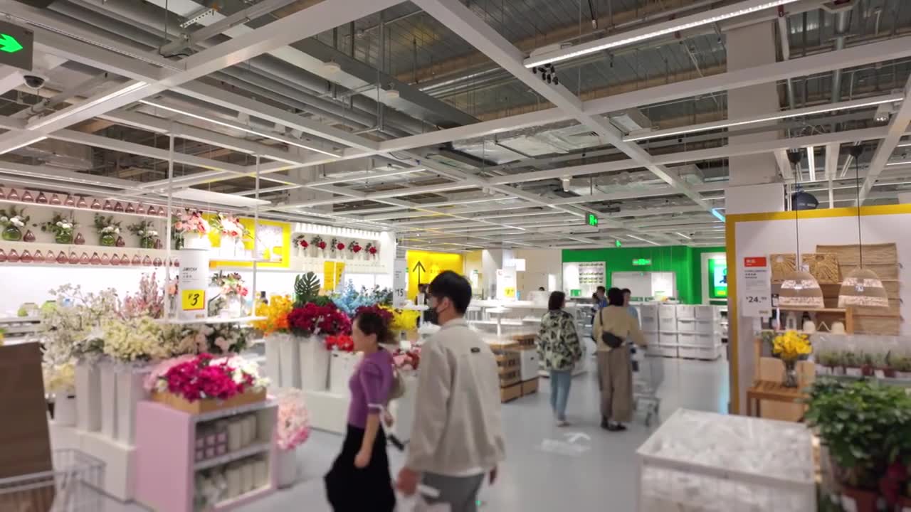 上海荟聚商场宜家家具家居店人流视频素材画面1
