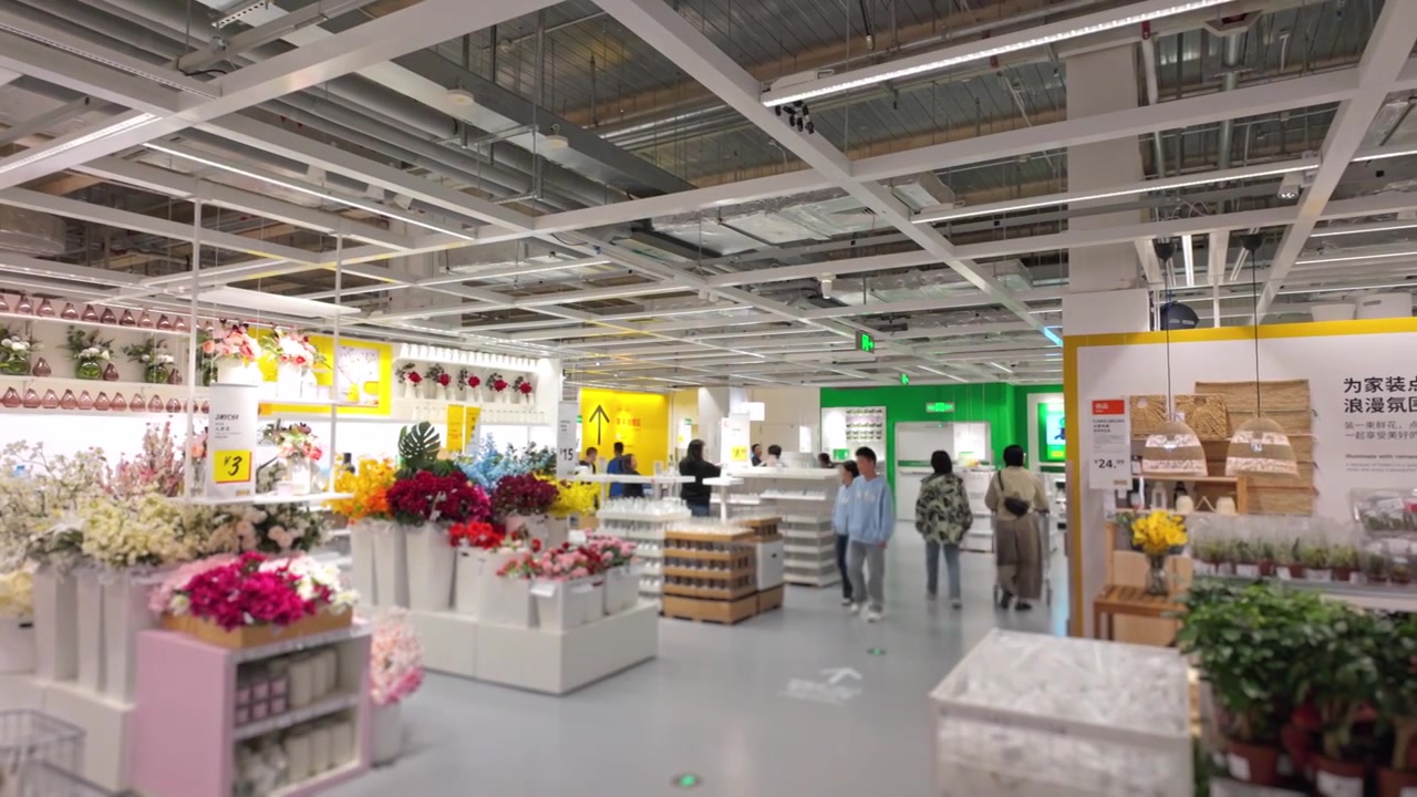 上海荟聚商场宜家家具家居店人流视频素材画面3