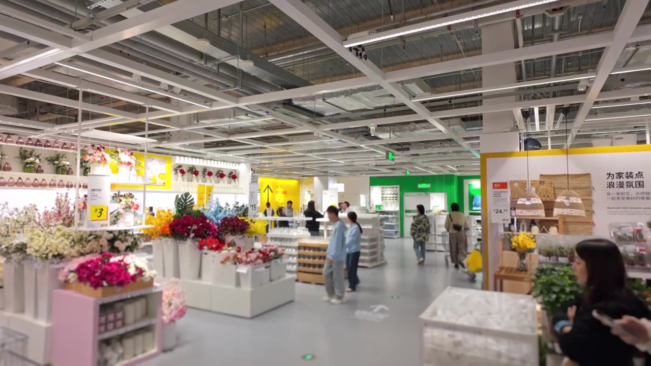 上海荟聚商场宜家家具家居店人流视频素材画面4