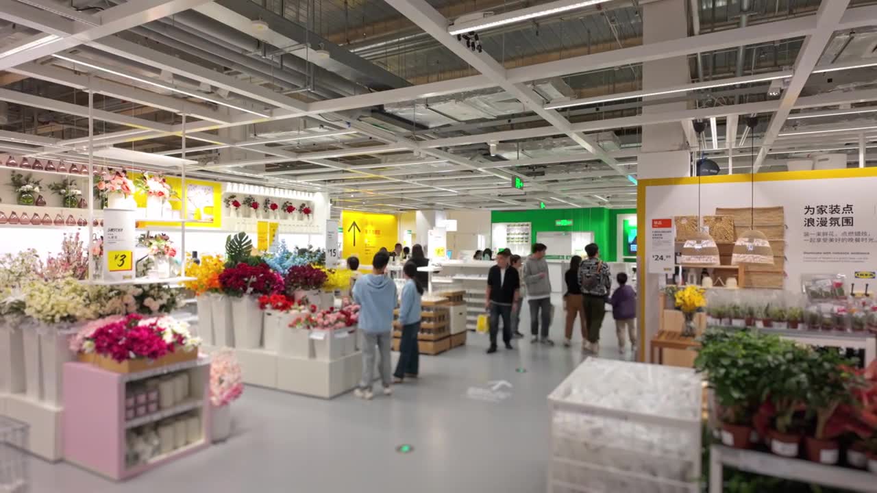 上海荟聚商场宜家家具家居店人流视频素材画面1