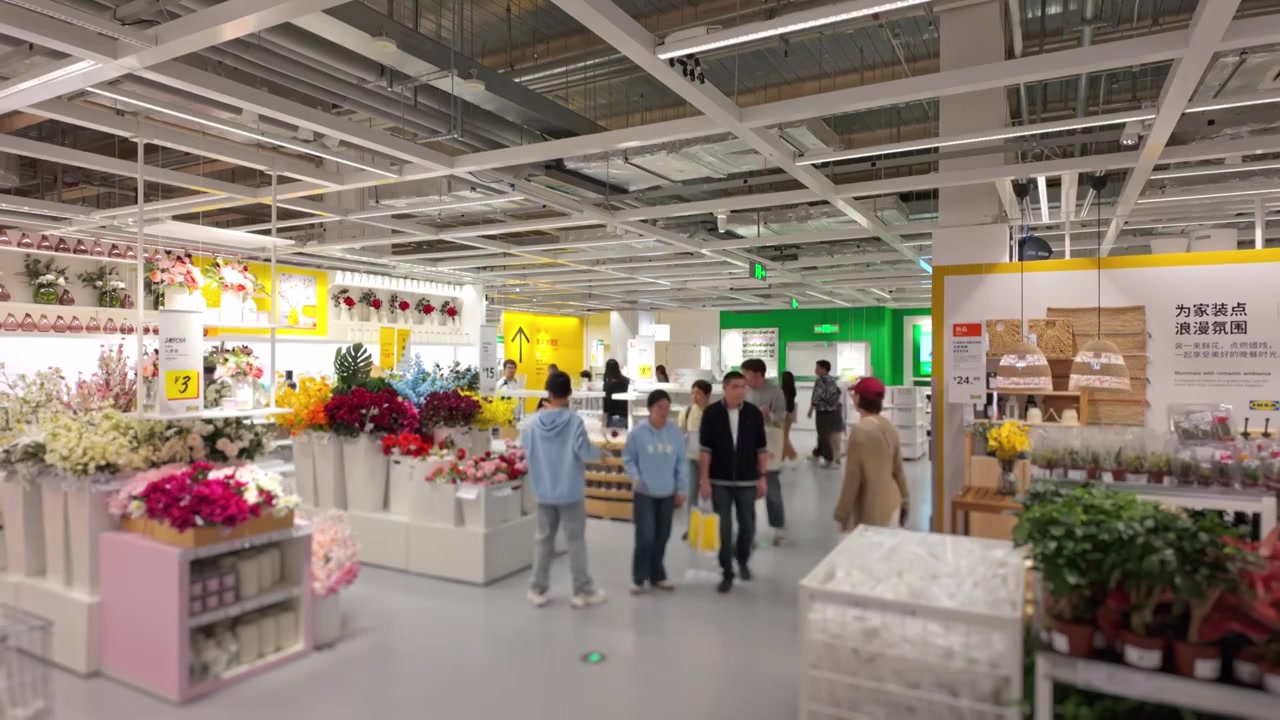 上海荟聚商场宜家家具家居店人流视频素材画面3