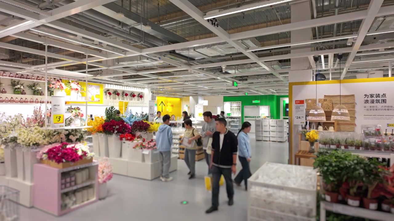 上海荟聚商场宜家家具家居店人流视频素材画面4