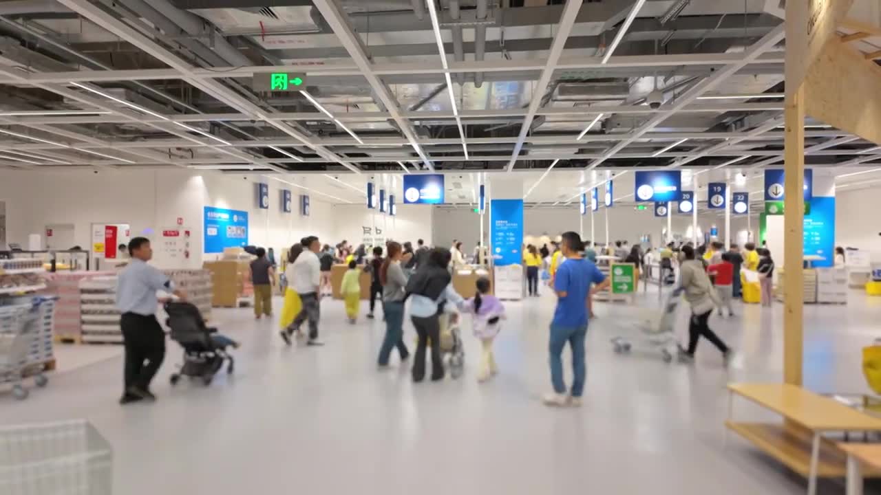 上海荟聚商场宜家家具家居店人流视频素材画面1