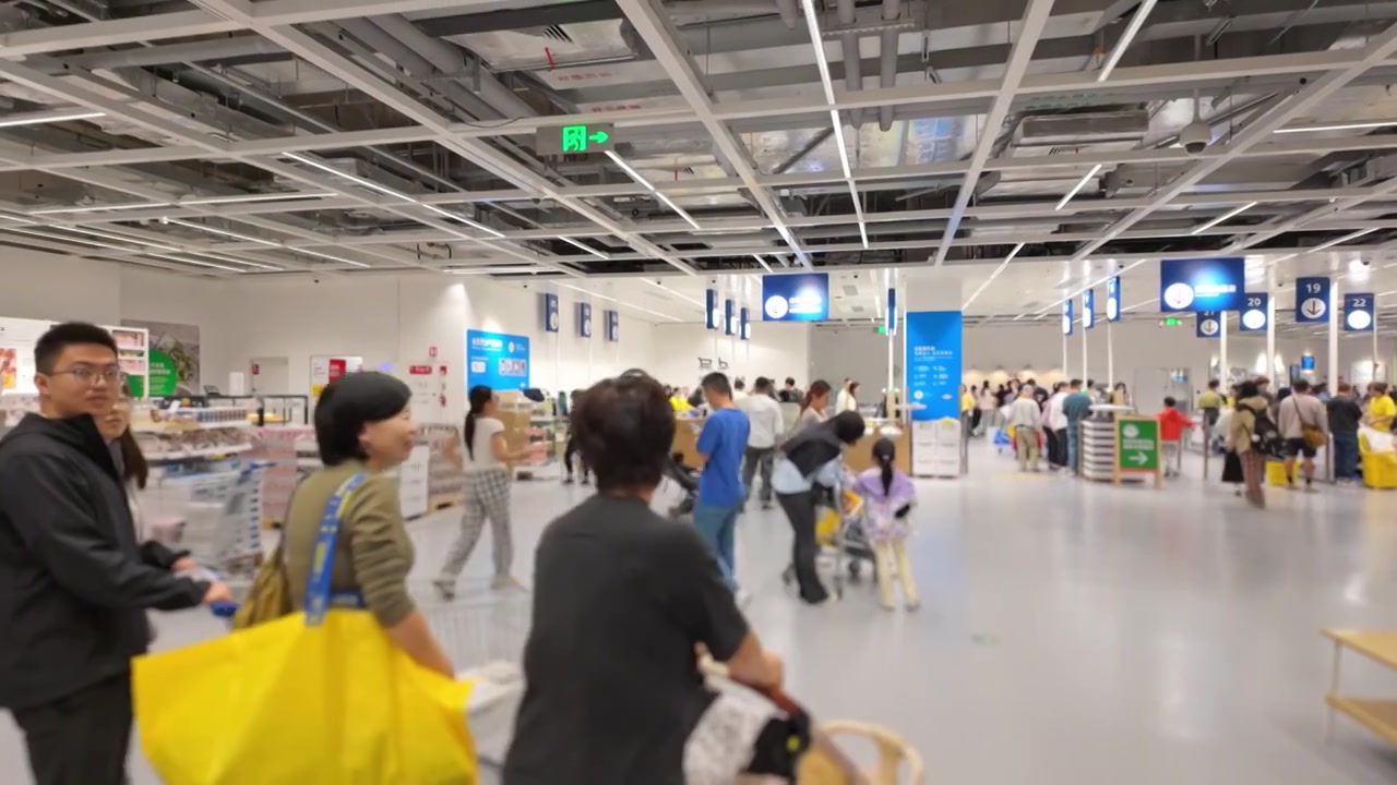 上海荟聚商场宜家家具家居店人流视频素材画面3