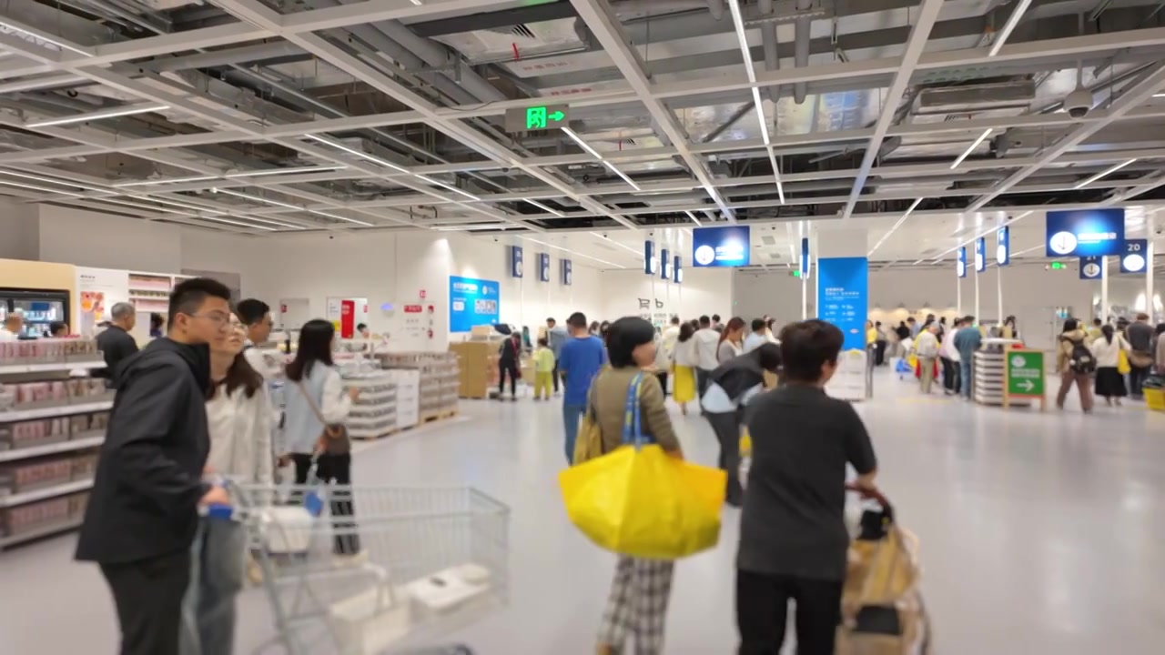 上海荟聚商场宜家家具家居店人流视频素材画面4
