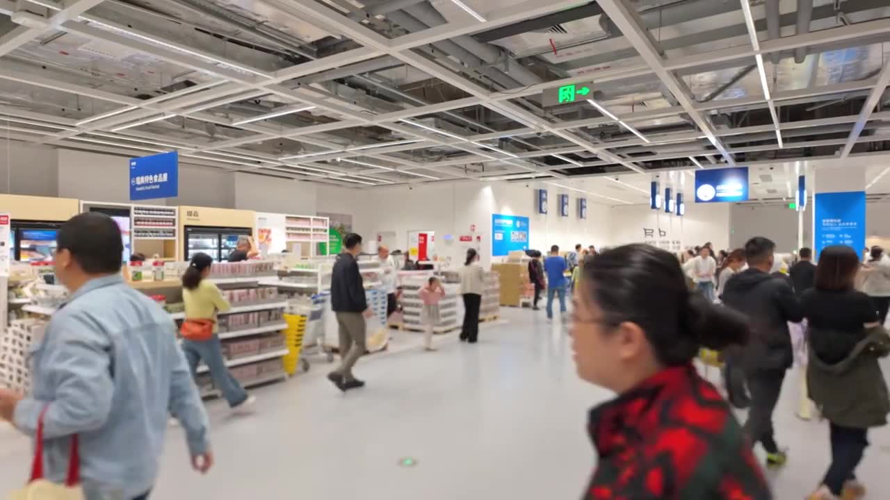 上海荟聚商场宜家家具家居店人流视频素材画面1