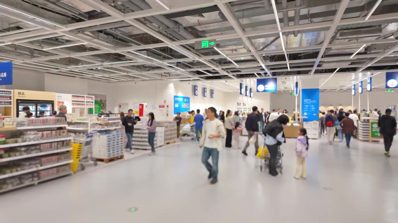 上海荟聚商场宜家家具家居店人流视频素材画面3