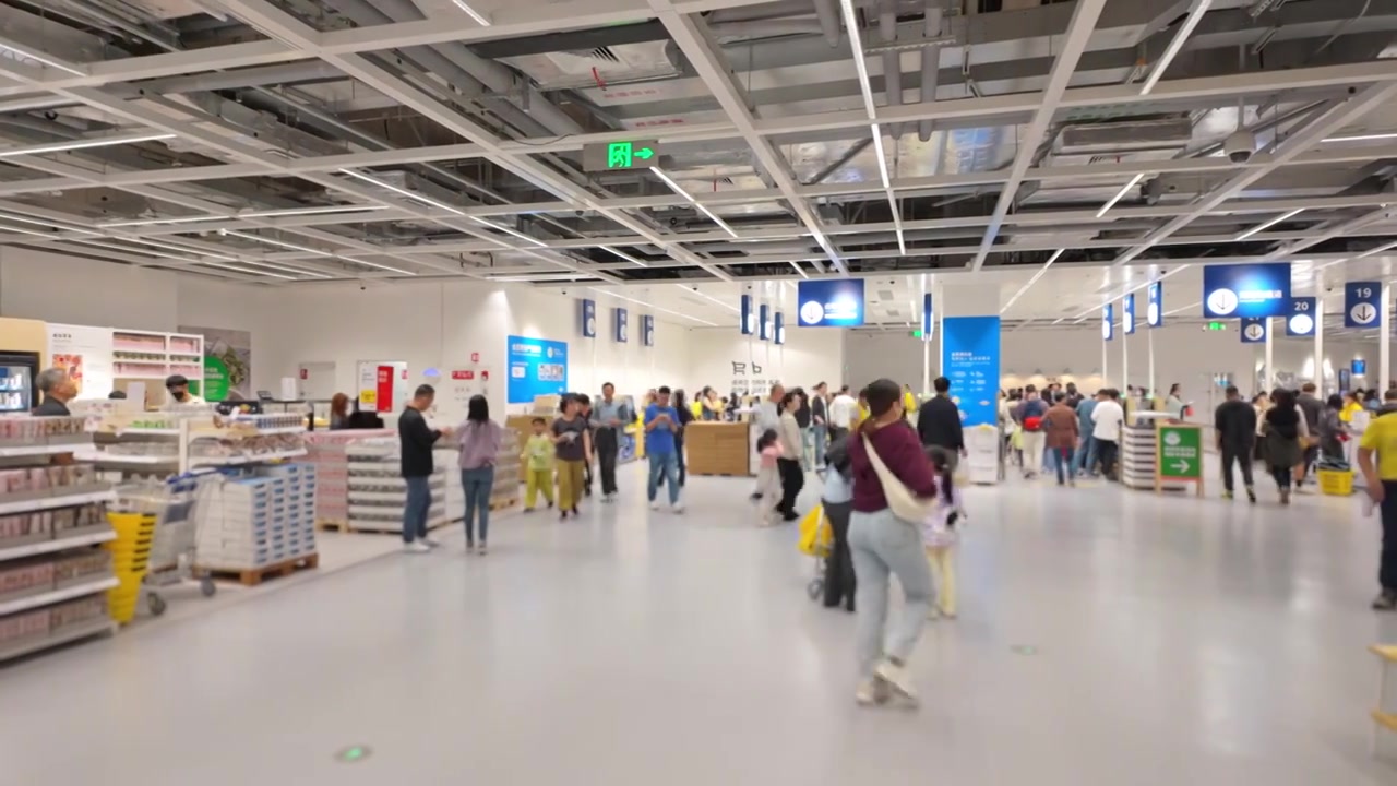 上海荟聚商场宜家家具家居店人流视频素材画面4