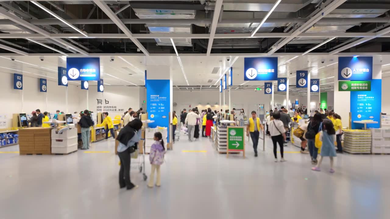上海荟聚商场宜家家具家居店人流视频素材画面1