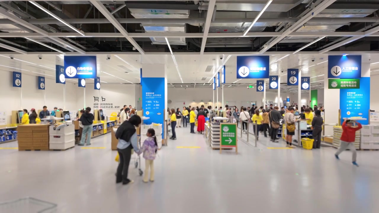 上海荟聚商场宜家家具家居店人流视频素材画面3