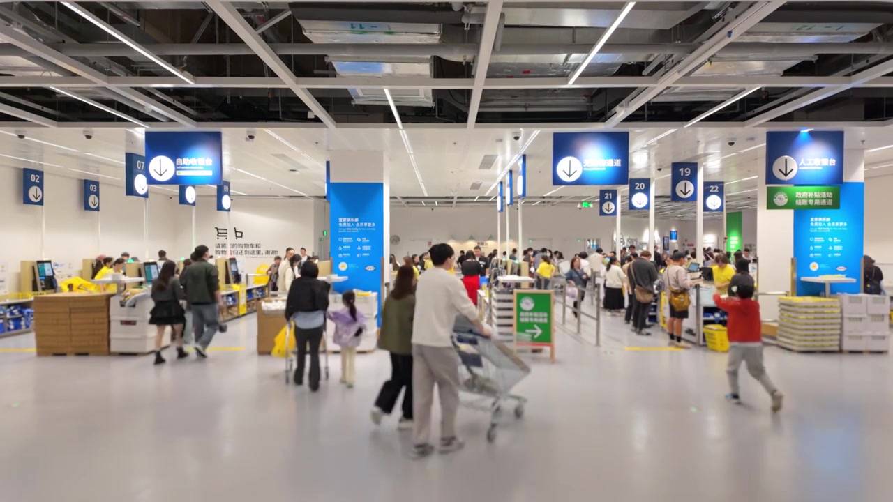上海荟聚商场宜家家具家居店人流视频素材画面4