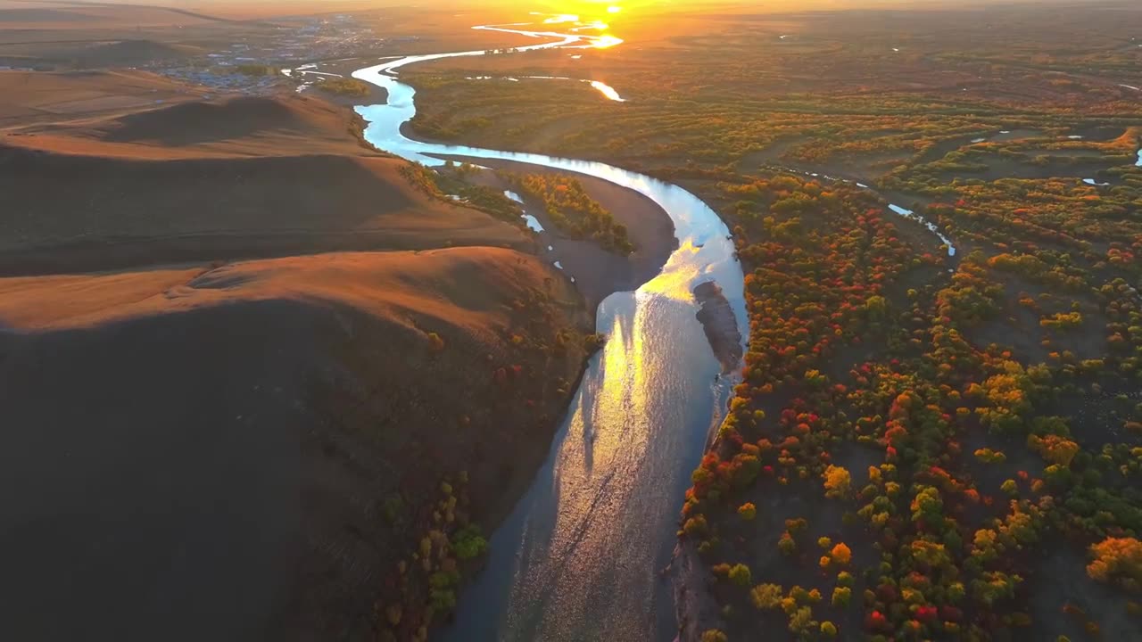 落日下的河流和湿地视频素材画面1